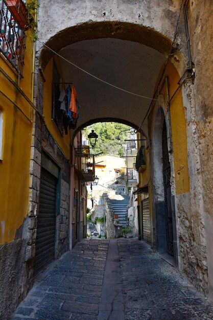 Una stradina tra le vecchie case in pietra della città di Sarno, nella provincia di Napoli, in Italia