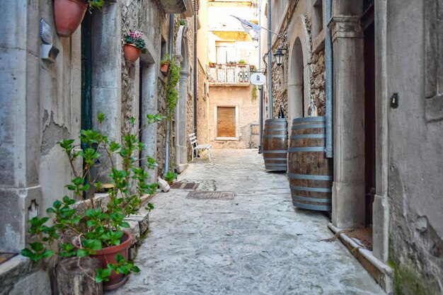 Una stradina tra le vecchie case in pietra della città di Taurasi nella provincia di Avellino in Italia