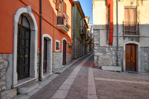 Una stradina tra le vecchie case in pietra della città di Taurasi nella provincia di Avellino in Italia