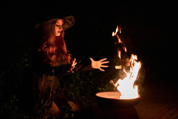 Una strega prepara una grande pozione di fuoco