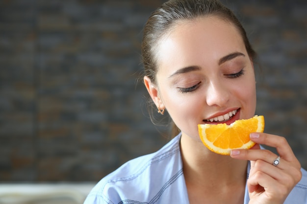 Una stretta di una donna che si gode l'agrume