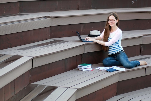 Una studentessa studia i compiti all'aperto