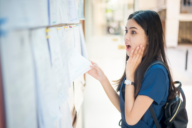 Una studentessa universitaria è entusiasmante con la relazione sull&#39;esame