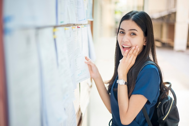 Una studentessa universitaria è entusiasmante con la relazione sull&#39;esame