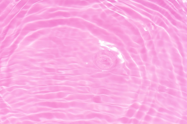 una superficie d'acqua rosa con un oggetto rotondo in esso