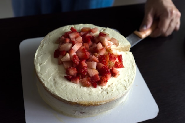 Una tagliata di torta di fragole con crema alla vaniglia