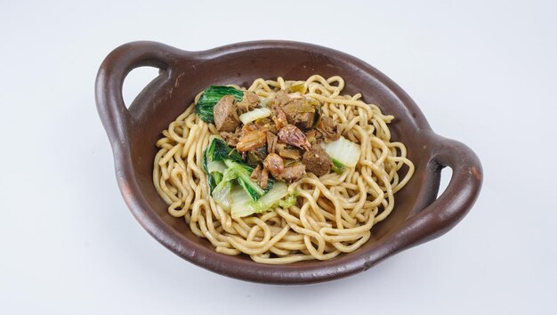 Una tagliatella di pollo indonesiana con brodo di pollo nel wok tradizionale