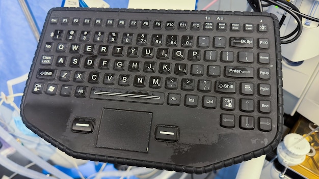 Una tastiera nera con sopra la parola tastiera