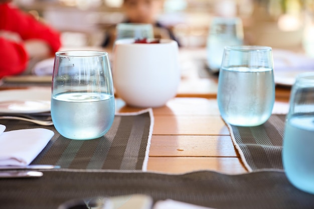 Una tavola apparecchiata per un pasto con bicchieri d'acqua sopra