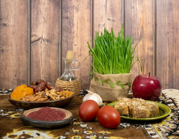 Una tavola festiva in onore di Navruz Frutta secca di grano noci colorate uova sumac aglio e aceto