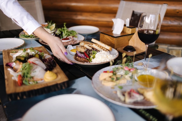 Una tavola imbandita di cibo e vino con un calice di vino rosso