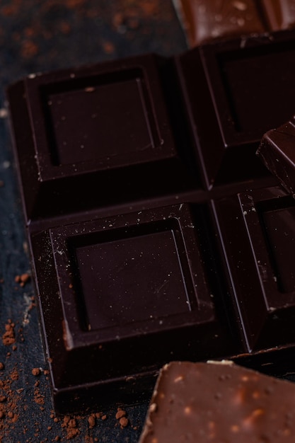 Una tavoletta di cioccolato fondente con un pezzetto di cioccolato al centro