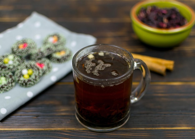 Una tazza con tisane e biscotti su uno sfondo scuro