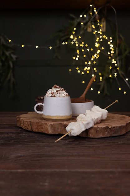 Una tazza di cacao e panna con bokeh in sottofondo