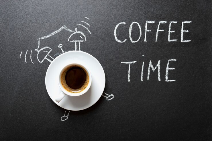 Una tazza di caffè a forma di sveglia e la scritta "coffee time". Pausa caffè, concetto di risveglio mattutino.