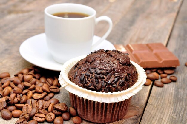 Una tazza di caffè accanto a una tazza di caffè e cioccolato