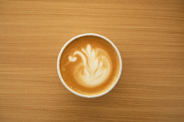 Una tazza di caffè al latte caldo sul tavolo per la colazione