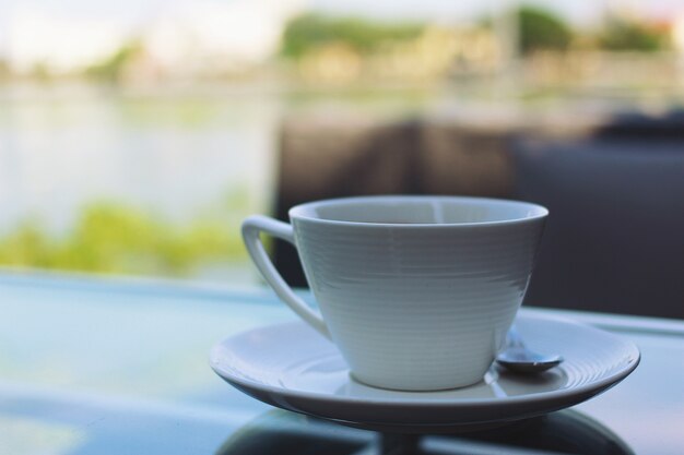 una tazza di caffè al mattino accanto al fiume