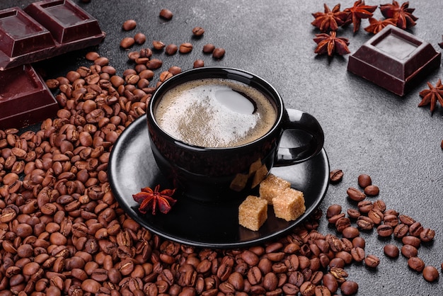 Una tazza di caffè al mattino profumato e fresco per iniziare la giornata in modo allegro. Bella tazza di caffè con caffè su un tavolo scuro