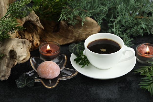 Una tazza di caffè caldo con dolci giapponesi daifuku mochi