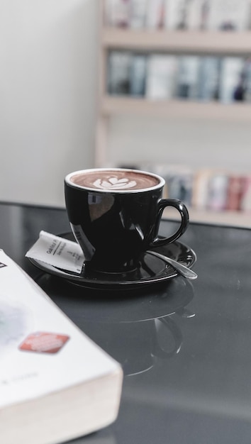 una tazza di caffè caldo latte sul tavolo nero