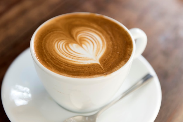 Una tazza di caffè con amore latte art