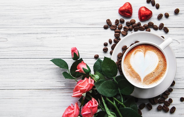 Una tazza di caffè con cuore su un tavolo