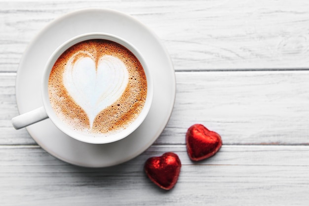 Una tazza di caffè con cuore su un tavolo