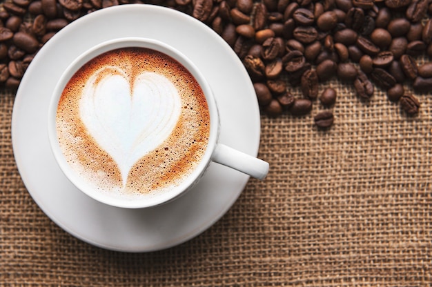 Una tazza di caffè con il cuore