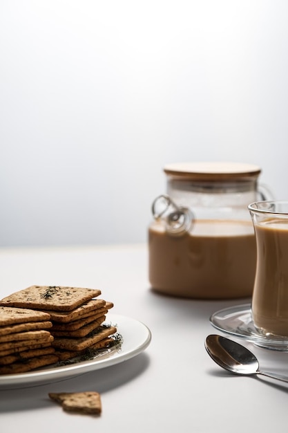 una tazza di caffè con latte su fondo chiaro, una colazione leggera per bambini, sana e salutare