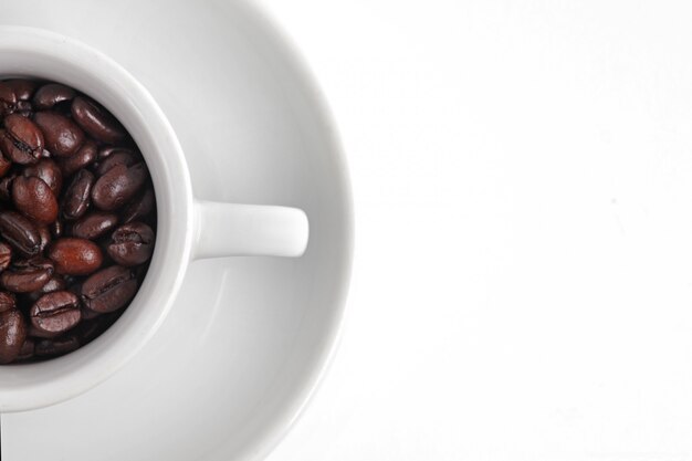 Una tazza di caffè con sfondo bianco