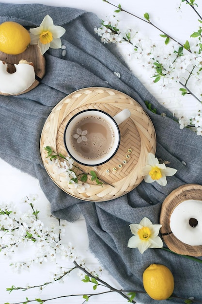 Una tazza di caffè con sopra un fiore