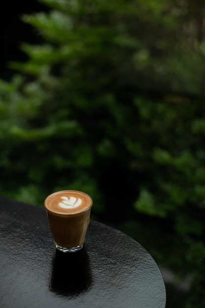 Una tazza di caffè con sopra un latte art