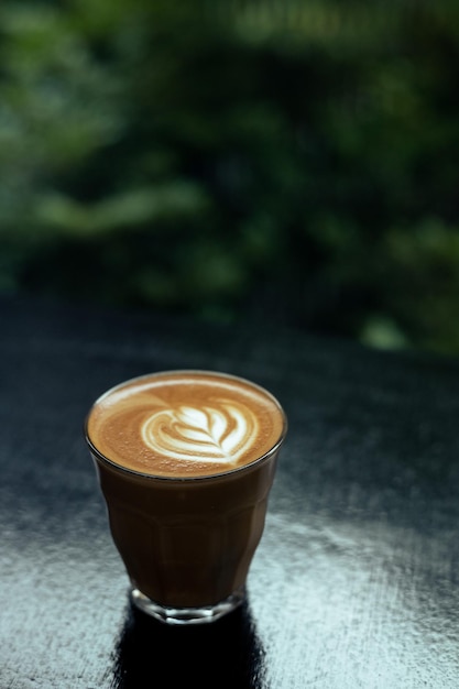 Una tazza di caffè con un disegno sul bordo