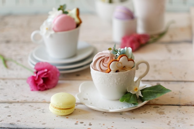 Una tazza di caffè con un fiore in cima