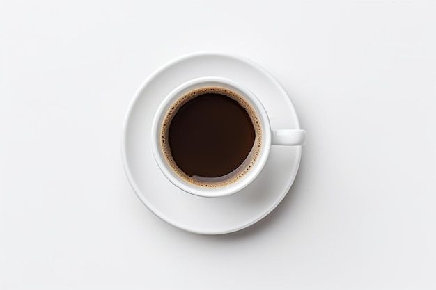 Una tazza di caffè con un piattino bianco e un piatto bianco con bordo bianco.