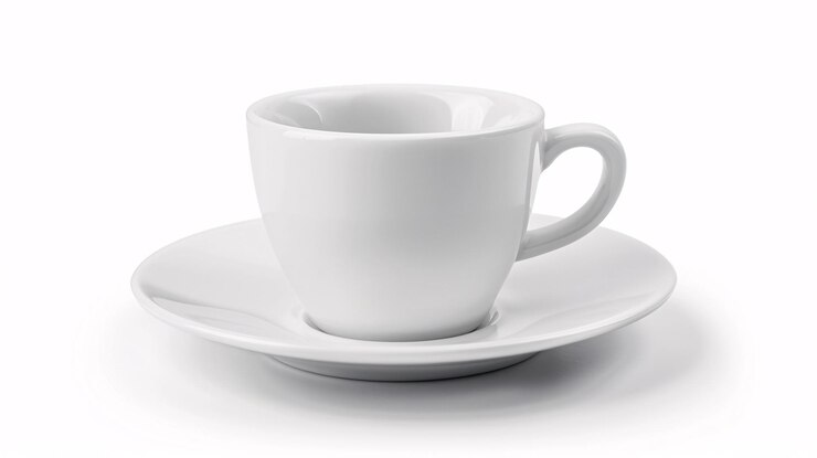 Foto una tazza di caffè demitasse di design classico con un piatto in porcellana bianca isolata generata ai