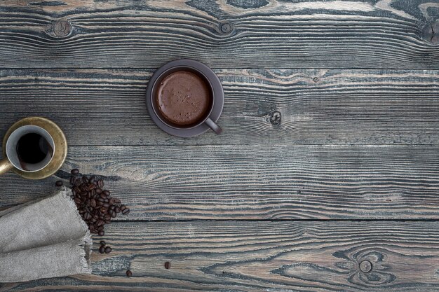 Una tazza di caffè e chicchi di caffè sul tavolo Vista dall'alto Copia lo spazio del tuo testoxD