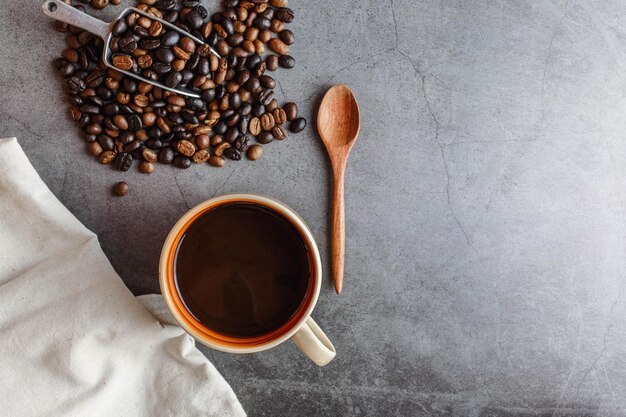 Una tazza di caffè e chicchi di caffè vista dall'alto