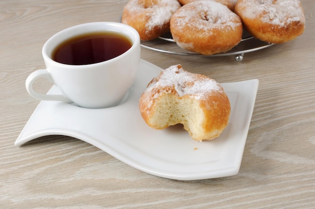 Una tazza di caffè e ciambelle