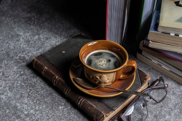 Una tazza di caffè è in cima a un libro