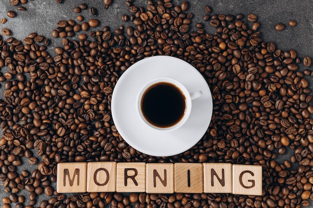 Una tazza di caffè e la scritta buongiorno su cubi di legno