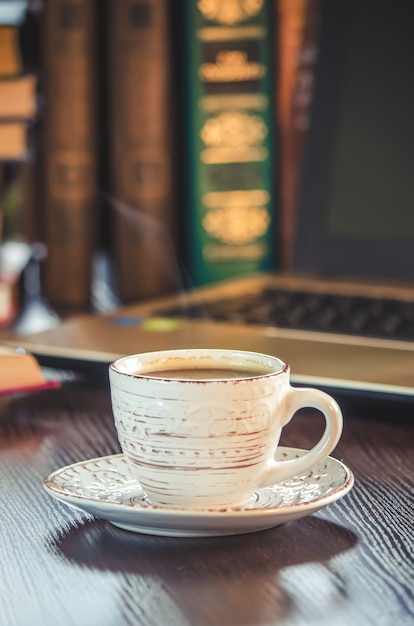 Una tazza di caffè e un buongiorno di fumo in ufficio al lavoro. Messa a fuoco selettiva