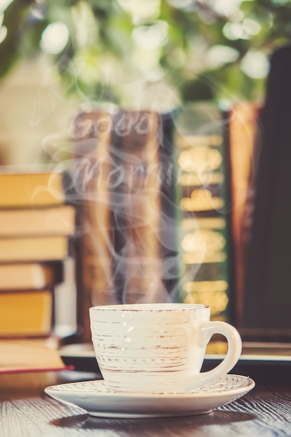 Una tazza di caffè e un buongiorno di fumo in ufficio al lavoro. Messa a fuoco selettiva