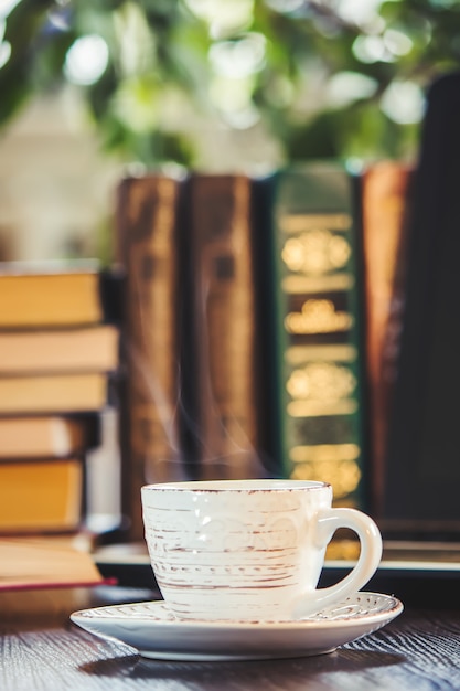 Una tazza di caffè e un buongiorno di fumo in ufficio al lavoro. Messa a fuoco selettiva