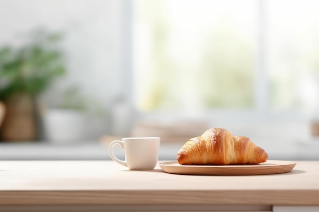 una tazza di caffè e un croissant su un tavolo