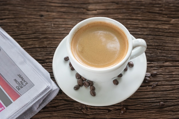 Una tazza di caffè e un giornale