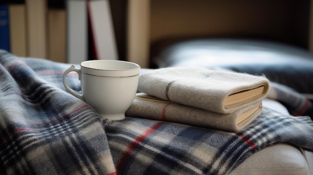 Una tazza di caffè e un libro con una coperta sul letto a casa