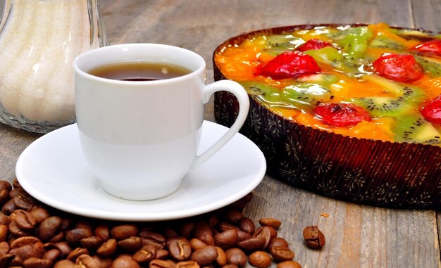 Una tazza di caffè e una tazza di caffè su un tavolo