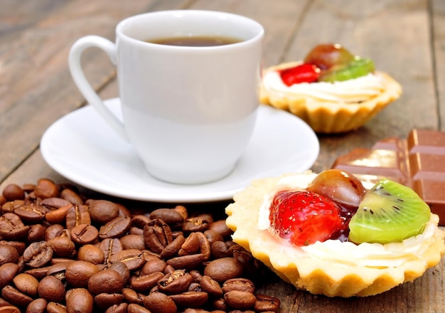 Una tazza di caffè e una tazza di caffè